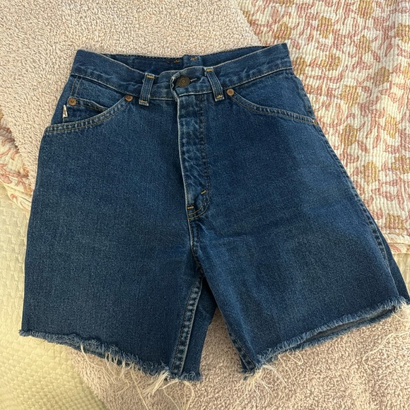 Levi’s Mid Length Jean Shorts - Picture 3 of 6